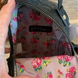 BETSEY JOHNSON \